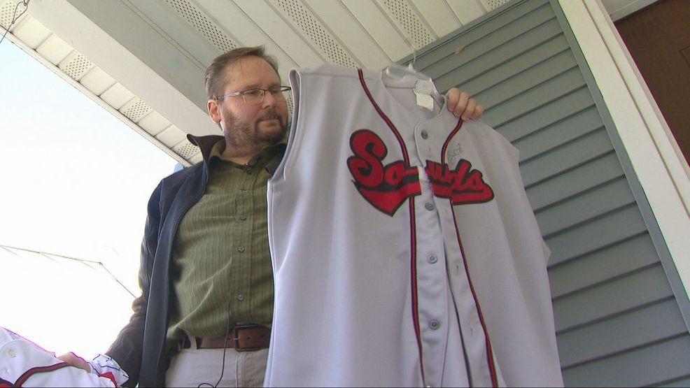 Brewers fan makes long drive from Wisconsin to Tampa Bay for Game 3 — Fox 11 Green Bay Local, Waconia Sports news