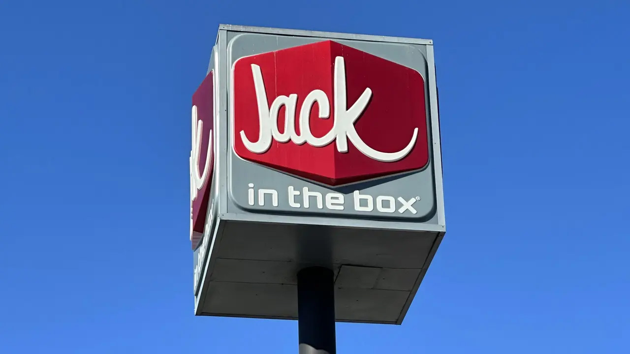 Scalding hot coffee thrown into fast-food manager’s face by angry customer, DA says — Waconia Dining news